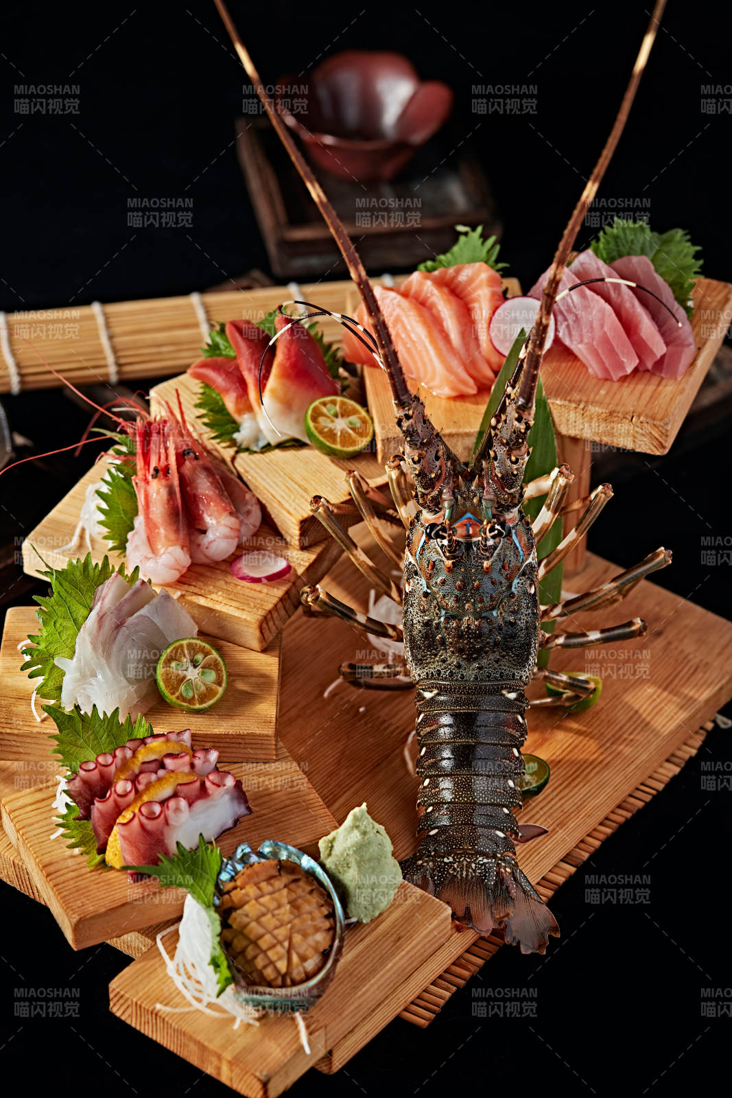 摆放精美的日本料理刺身拼盘图片