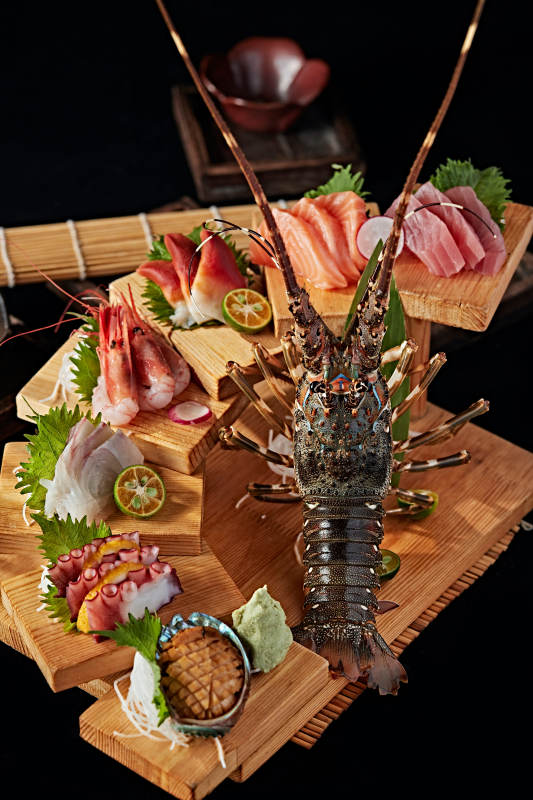 摆放精美的日本料理刺身拼盘图片