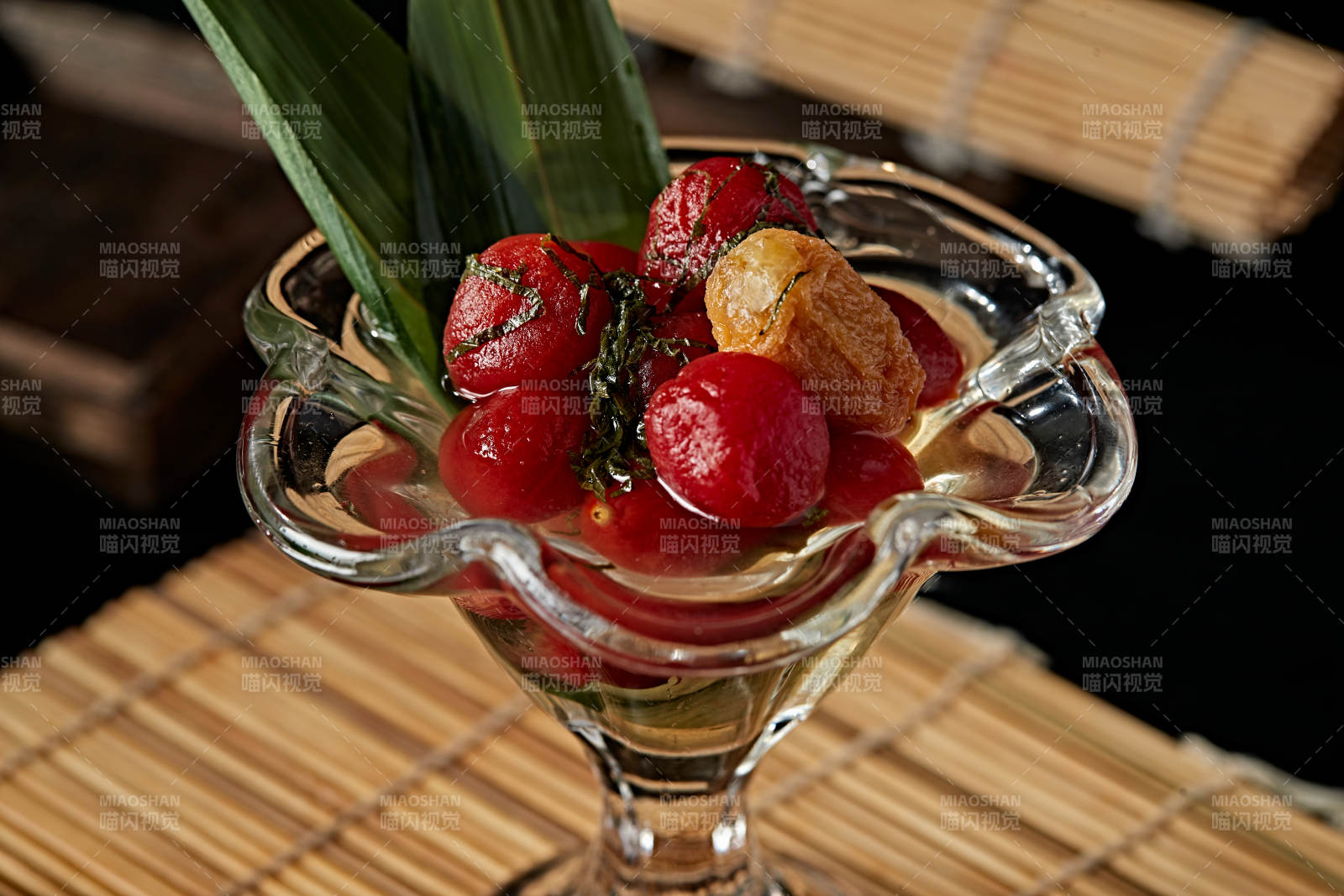 醋饮酸泡炭烤圣女果配紫苏叶碎图片