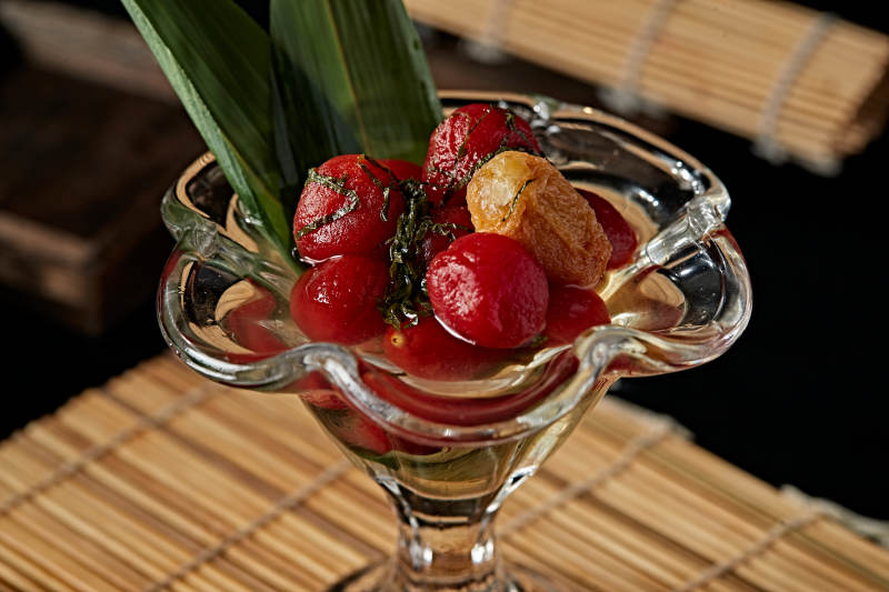 醋饮酸泡炭烤圣女果配紫苏叶碎图片