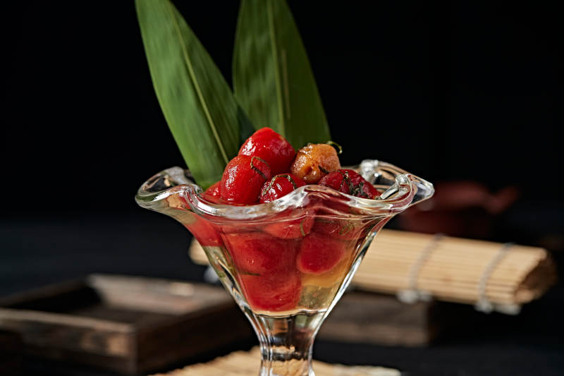 醋饮酸泡炭烤圣女果配紫苏叶碎图片