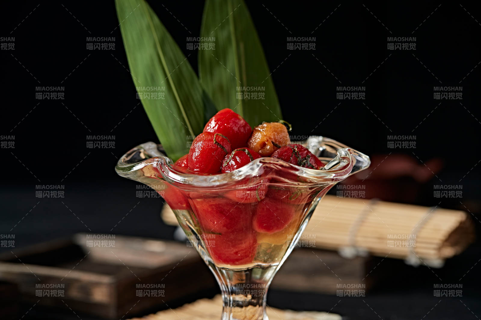 醋饮酸泡炭烤圣女果配紫苏叶碎图片