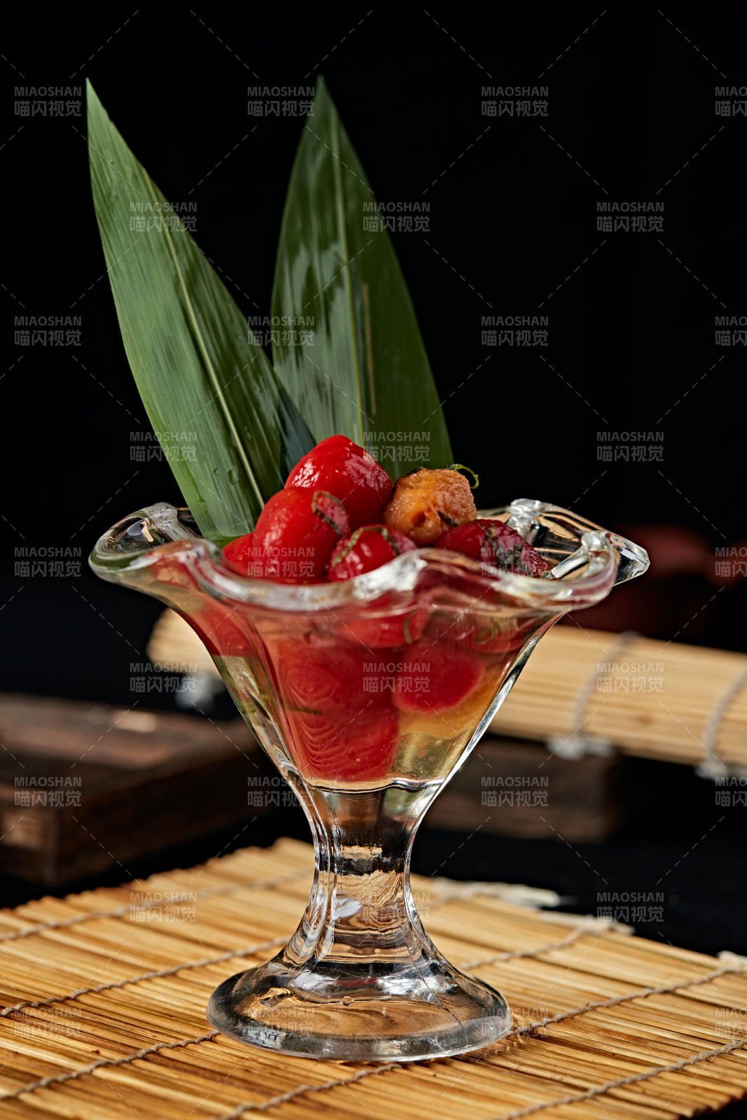 醋饮酸泡炭烤圣女果配紫苏叶碎图片