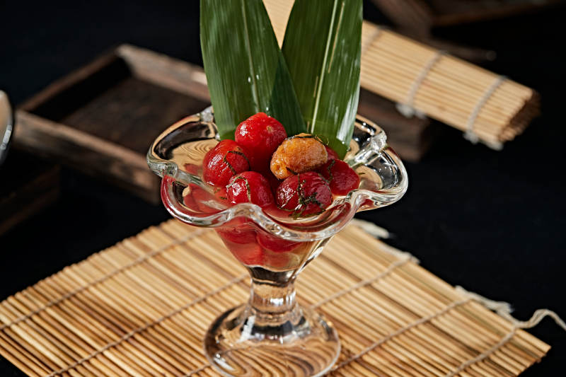 醋饮酸泡炭烤圣女果配紫苏叶碎图片