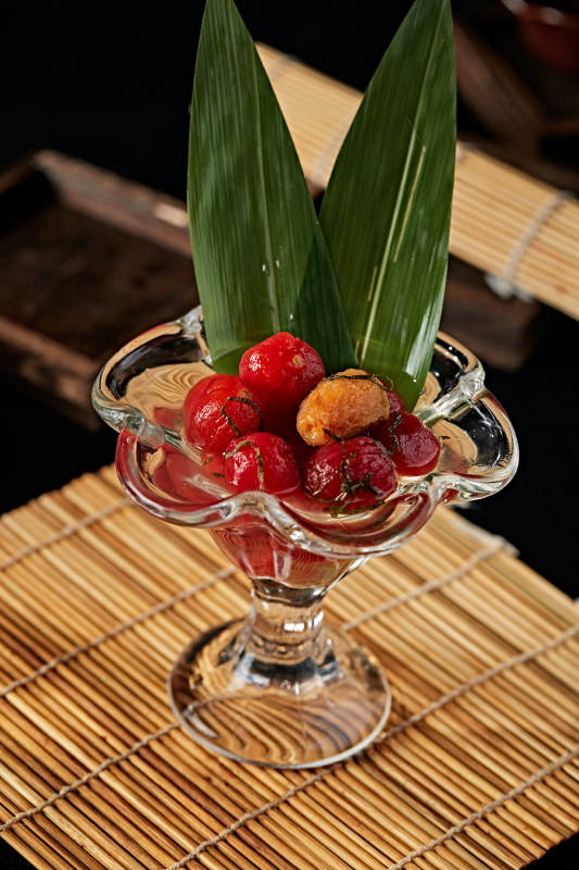 醋饮酸泡炭烤圣女果配紫苏叶碎图片