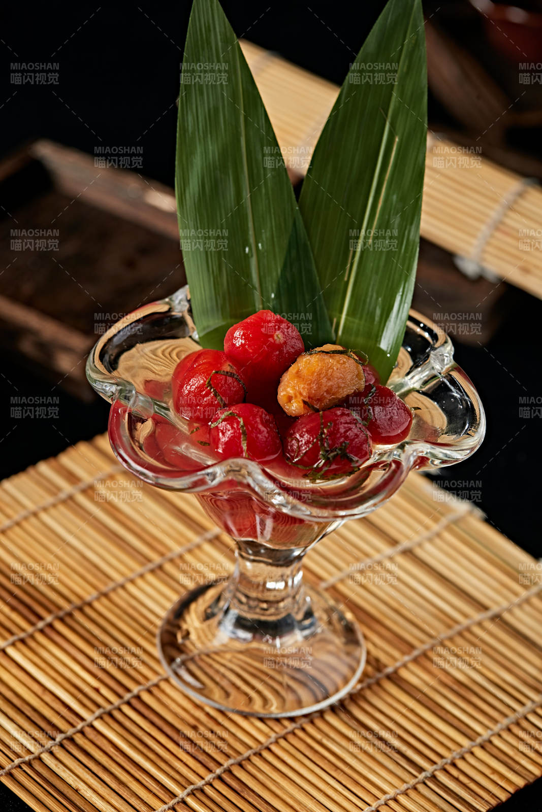 醋饮酸泡炭烤圣女果配紫苏叶碎图片