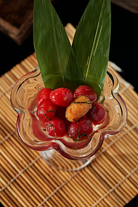 醋饮酸泡炭烤圣女果配紫苏叶碎图片