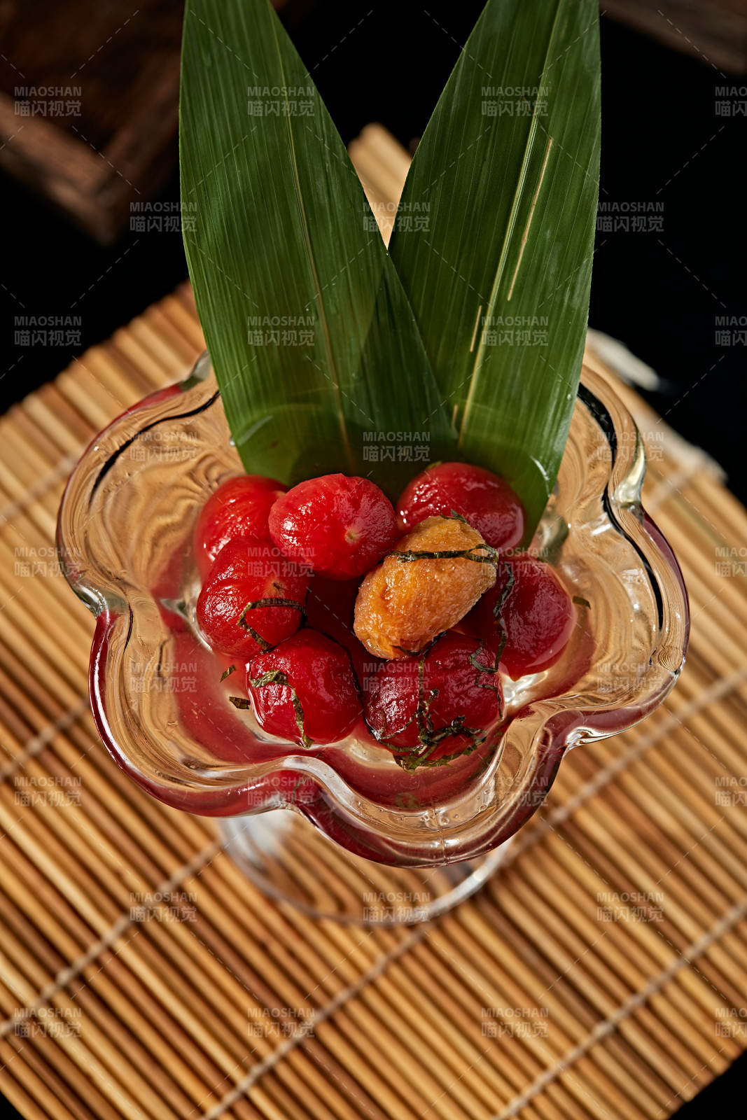 醋饮酸泡炭烤圣女果配紫苏叶碎图片