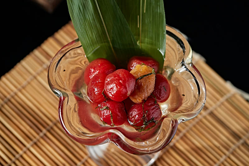 醋饮酸泡炭烤圣女果配紫苏叶碎图片