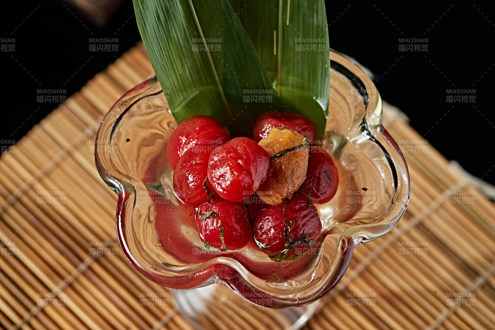 醋饮酸泡炭烤圣女果配紫苏叶碎图片