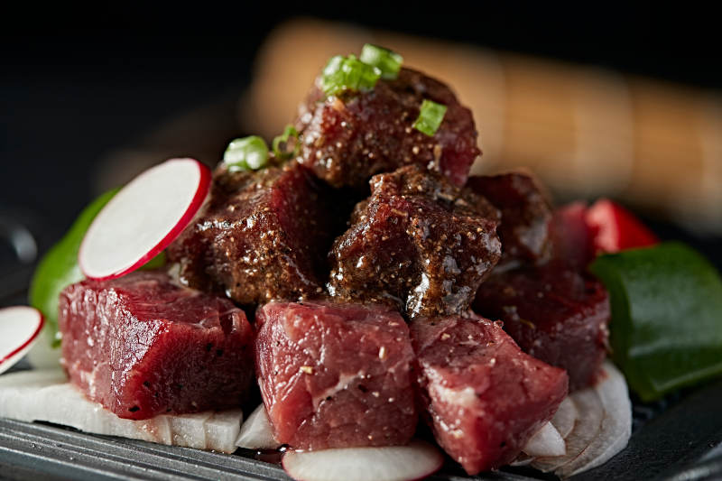 石盘装的日式烤鳗鱼图片