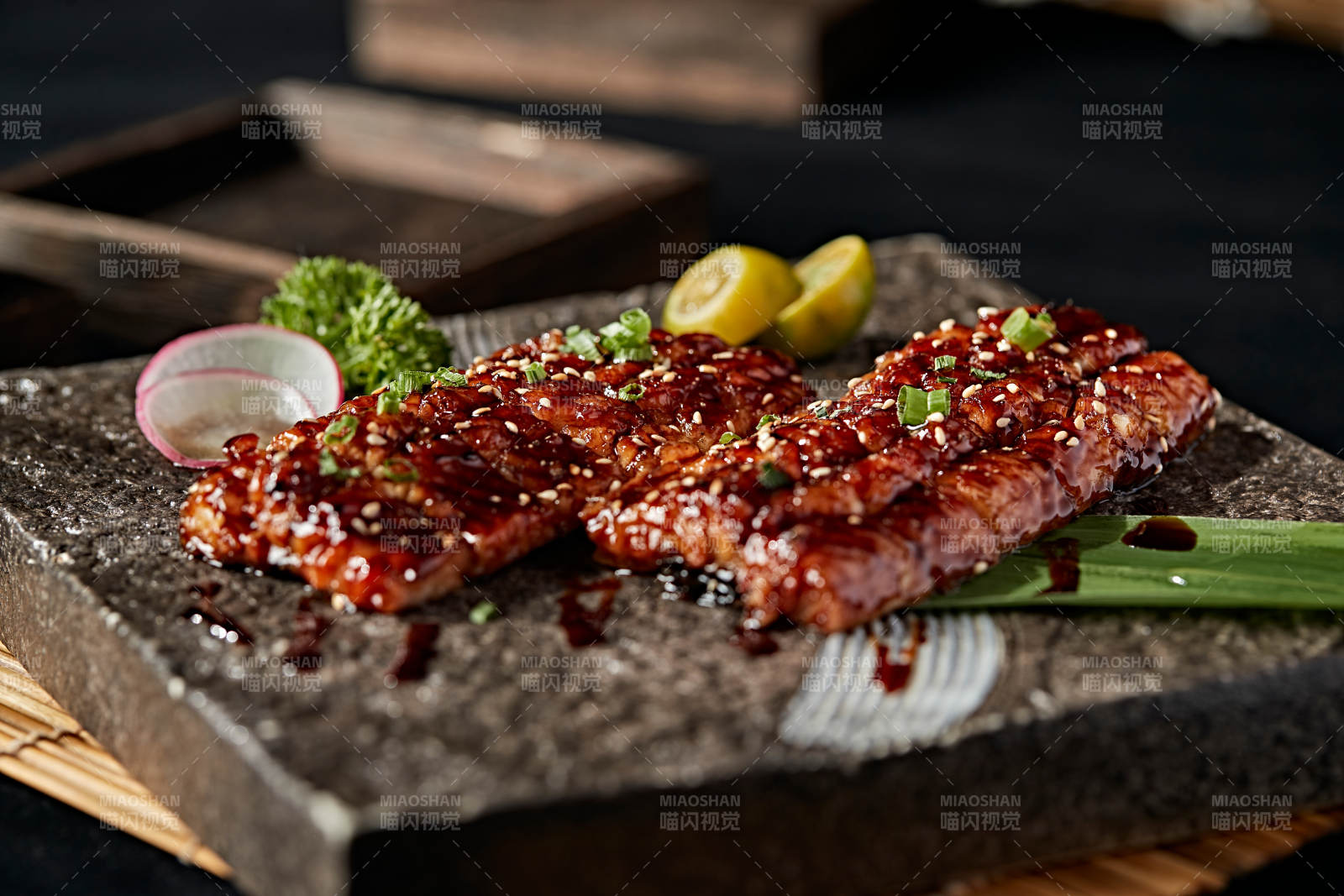 石盘装的日式烤鳗鱼图片