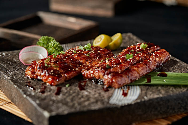 石盘装的日式烤鳗鱼图片