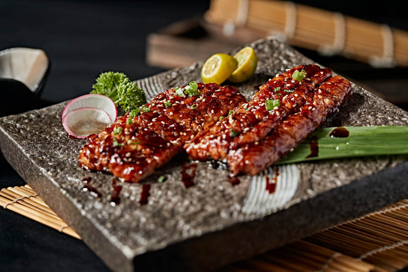石盘装的日式烤鳗鱼图片