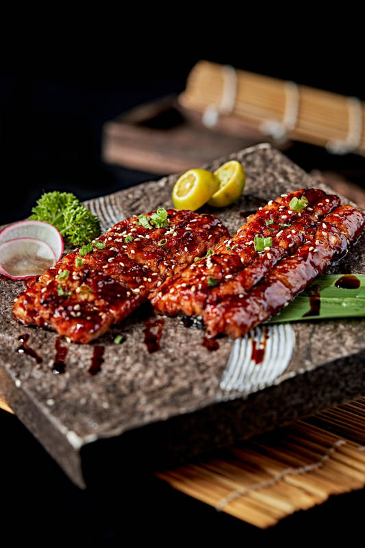 石盘装的日式烤鳗鱼图片