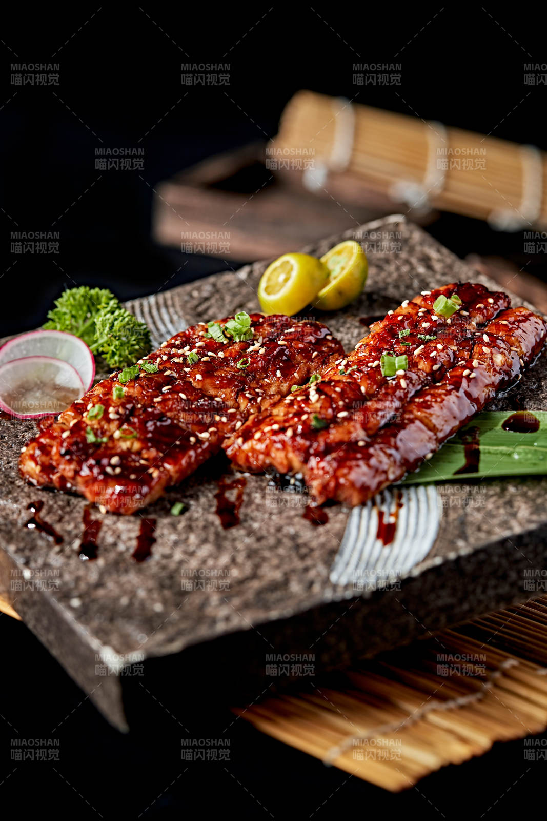 石盘装的日式烤鳗鱼图片