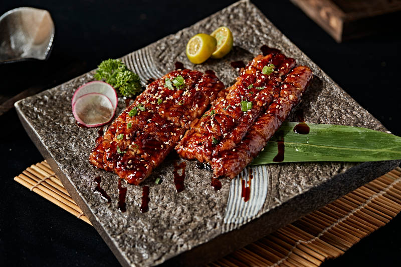 石盘装的日式烤鳗鱼图片