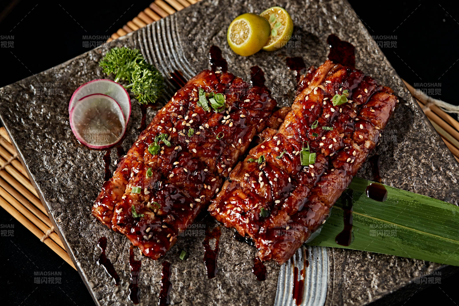 石盘装的日式烤鳗鱼图片