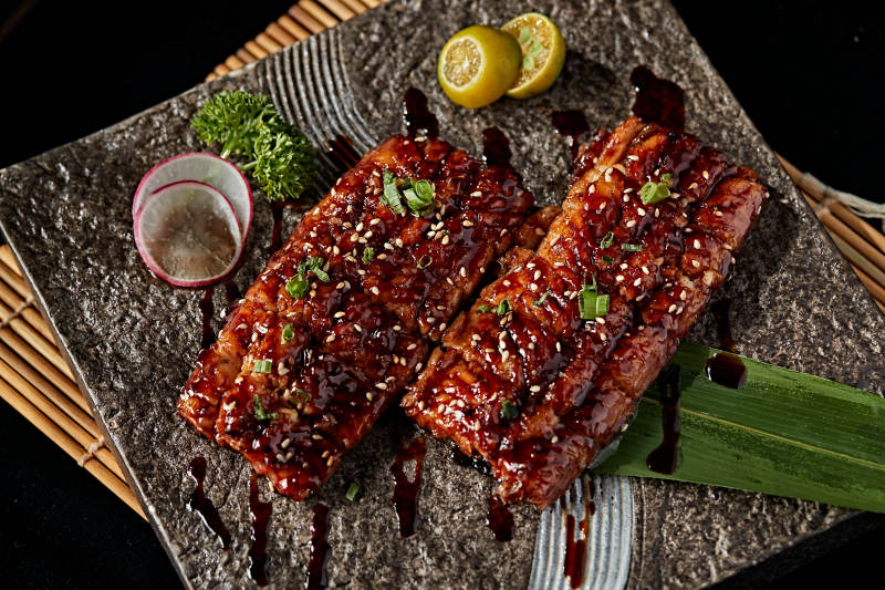 石盘装的日式烤鳗鱼图片