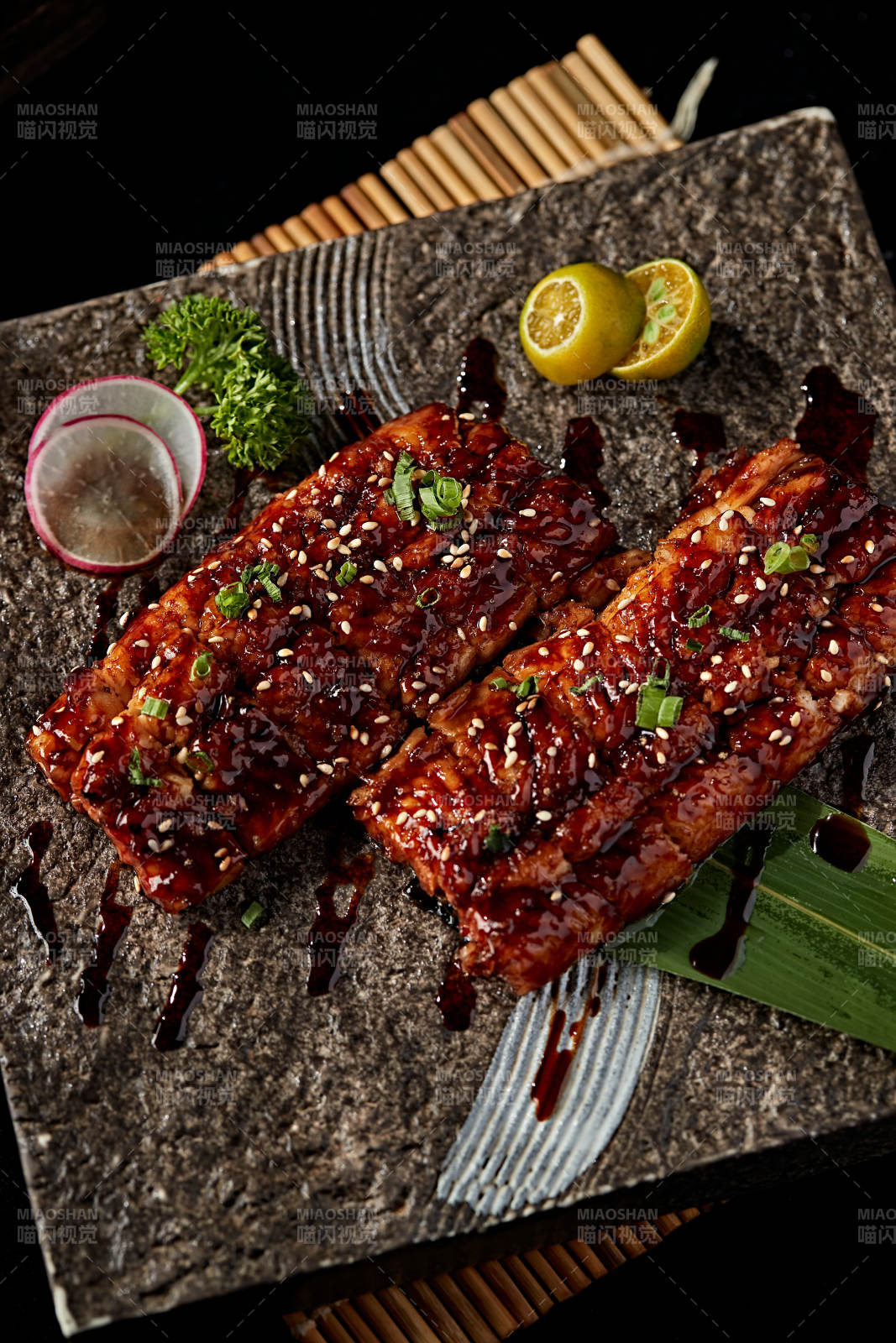 石盘装的日式烤鳗鱼图片