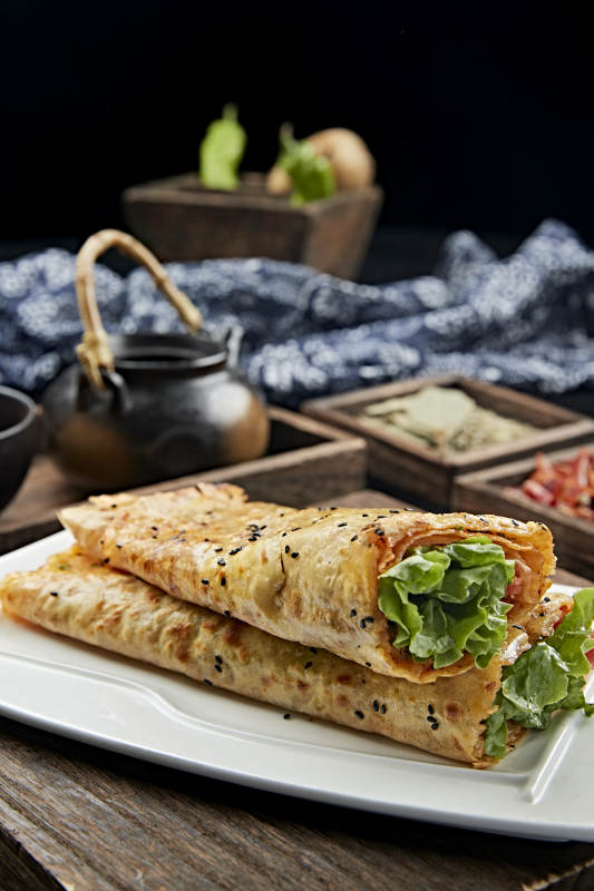 摊鸡蛋煎饼卷生菜火腿里脊肉图片