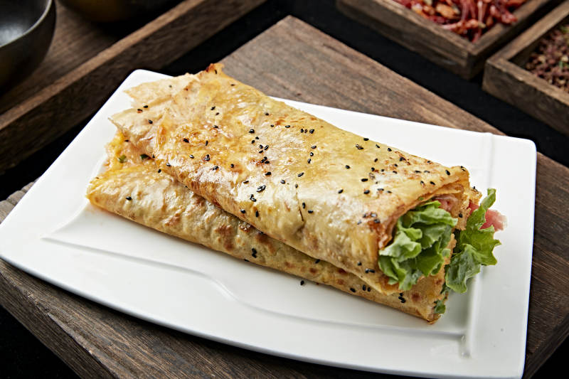 摊鸡蛋煎饼卷生菜火腿里脊肉图片