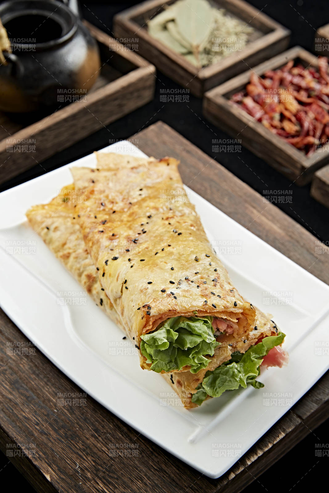 摊鸡蛋煎饼卷生菜火腿里脊肉图片