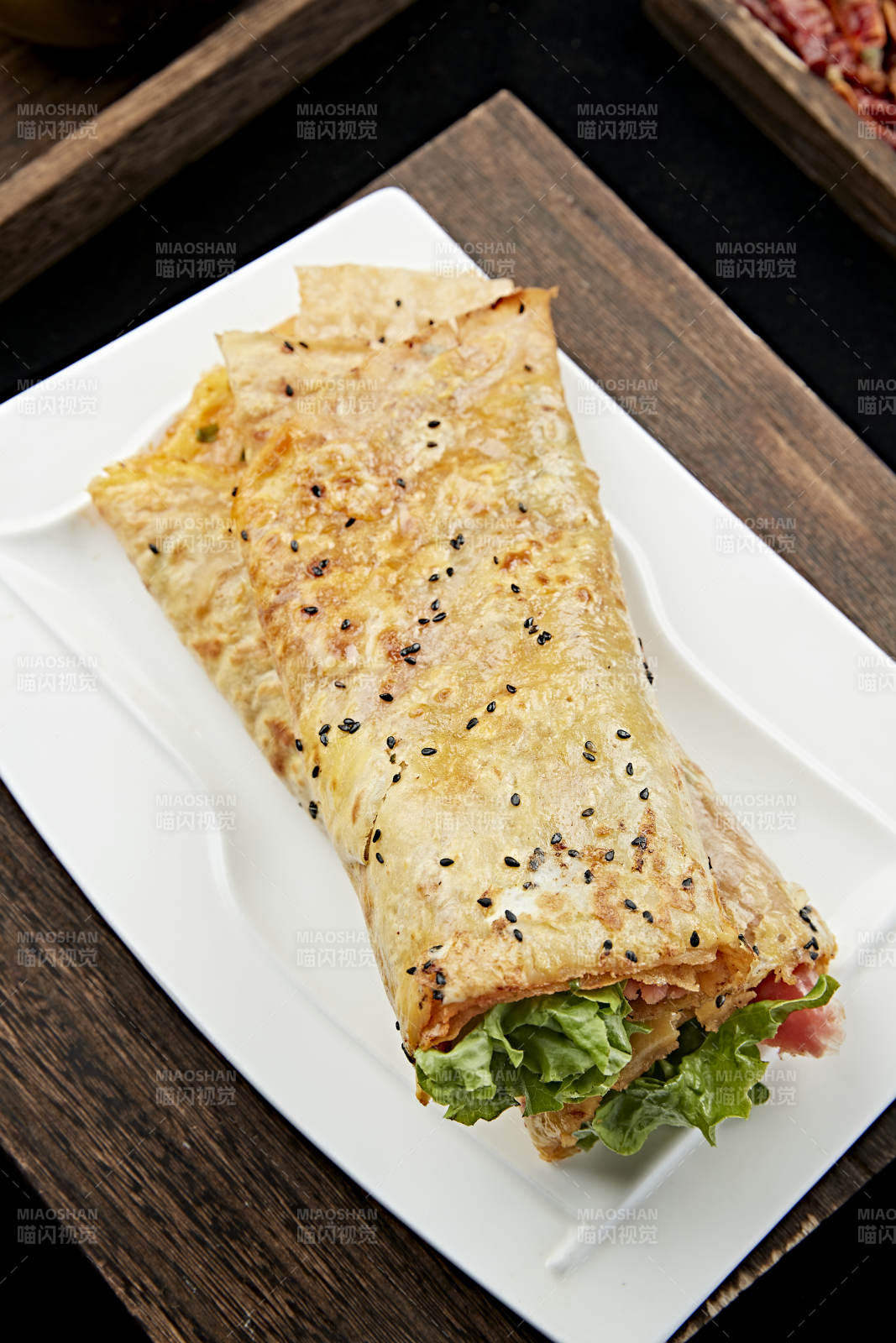 摊鸡蛋煎饼卷生菜火腿里脊肉图片