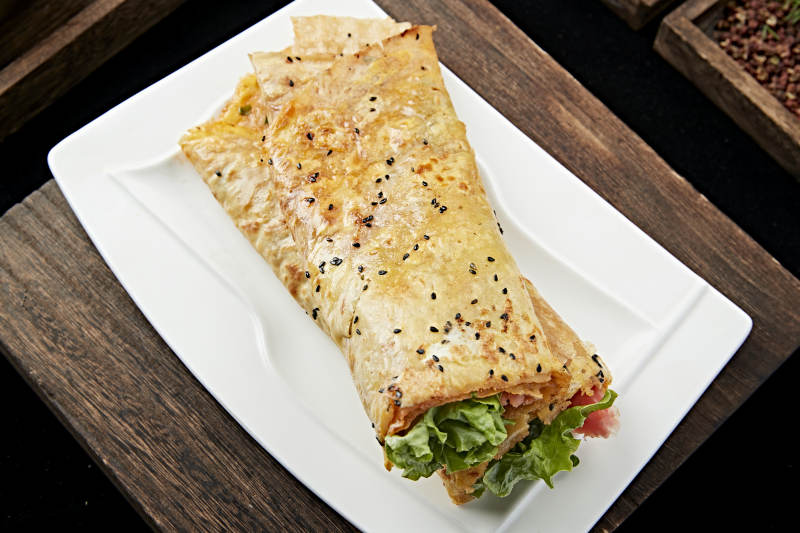 摊鸡蛋煎饼卷生菜火腿里脊肉图片