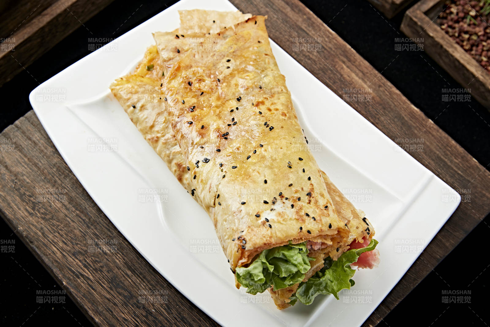 摊鸡蛋煎饼卷生菜火腿里脊肉图片