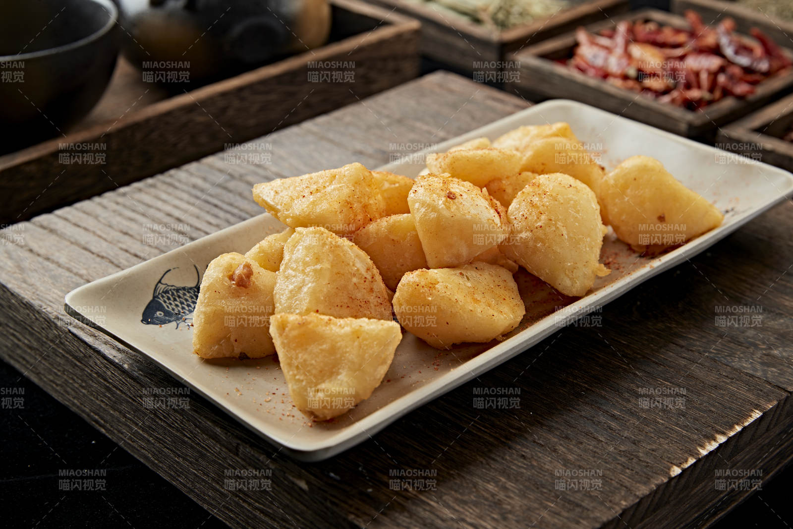 撒粉油炸土豆块图片