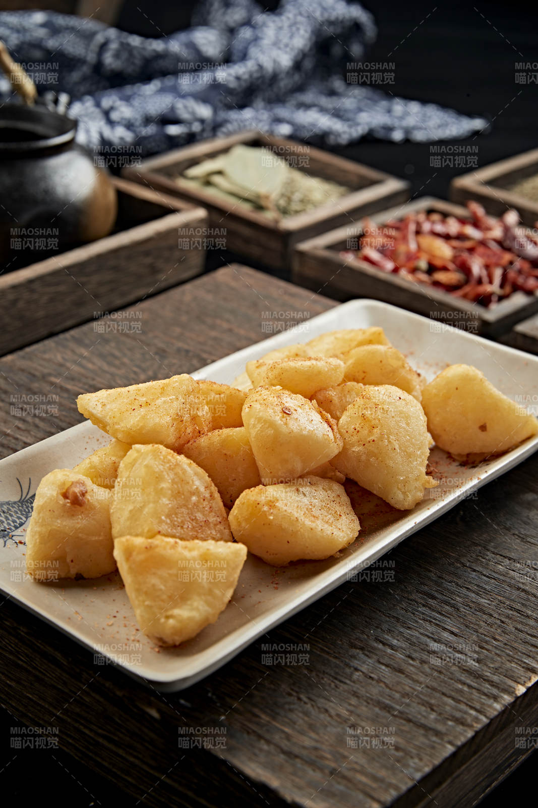 撒粉油炸土豆块图片