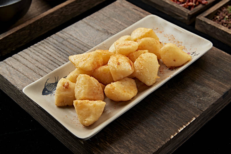 撒粉油炸土豆块图片