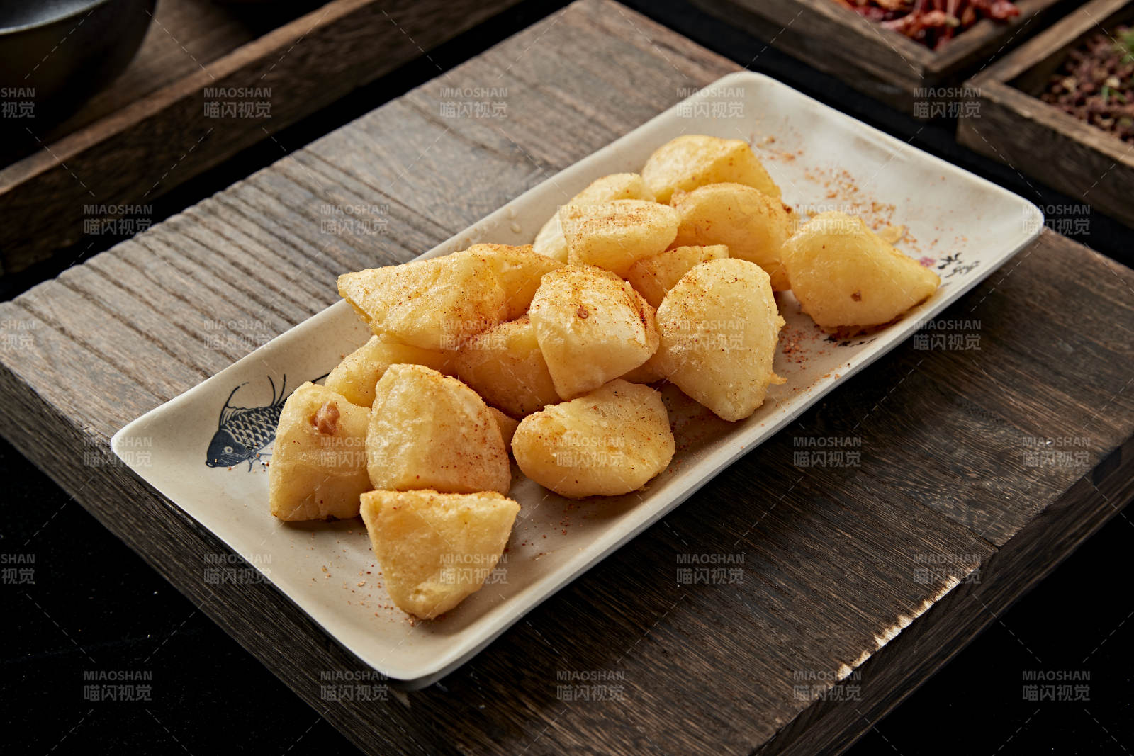 撒粉油炸土豆块图片