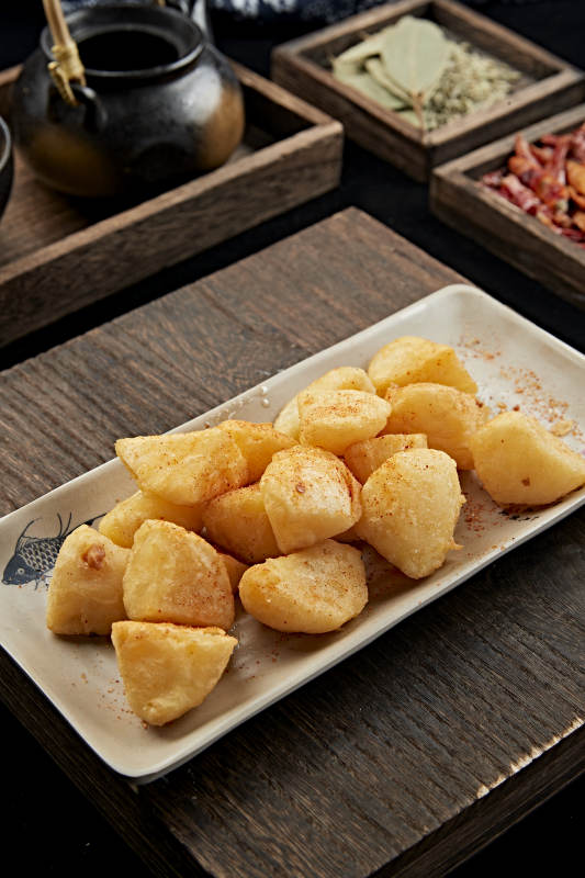 撒粉油炸土豆块图片