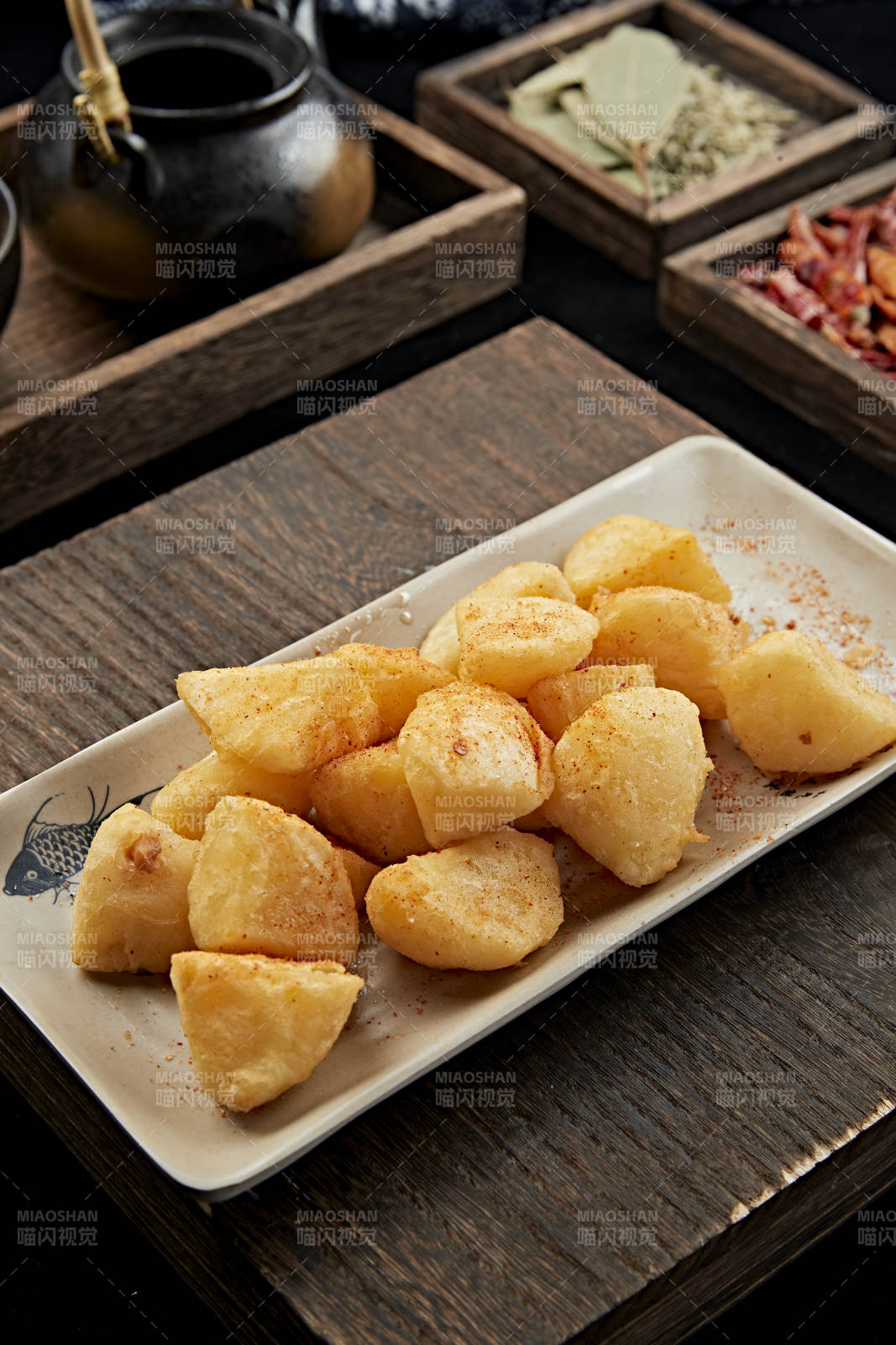 撒粉油炸土豆块图片