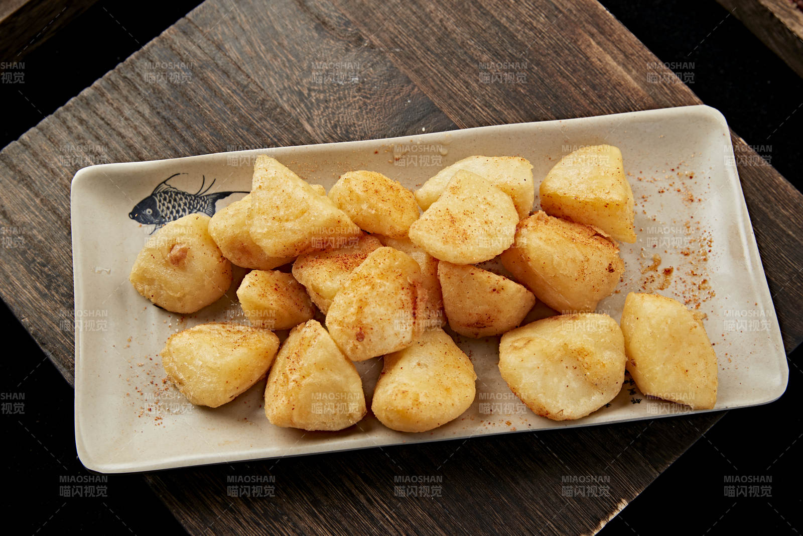 撒粉油炸土豆块图片