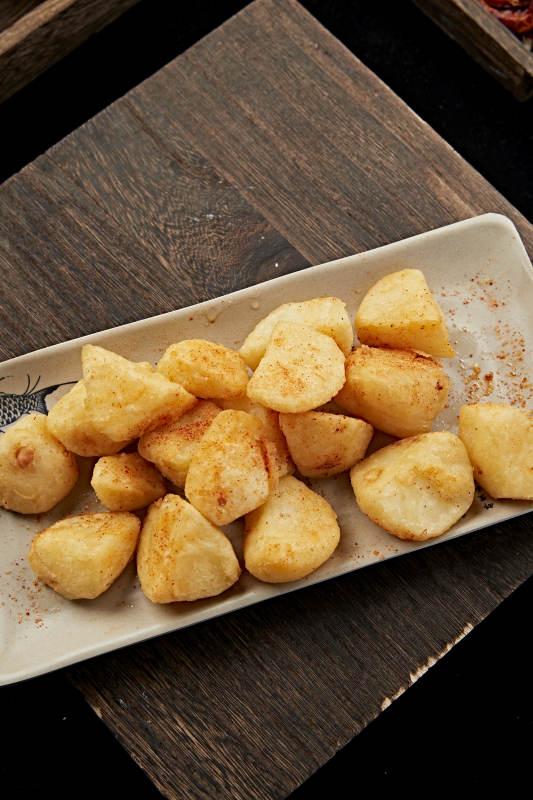 撒粉油炸土豆块图片