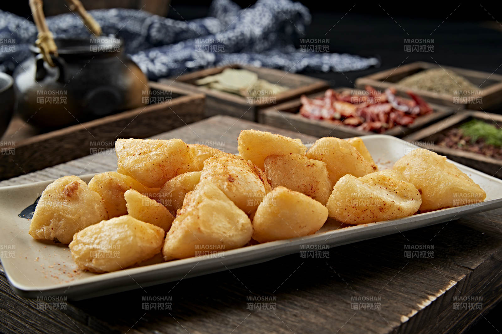 撒粉油炸土豆块图片