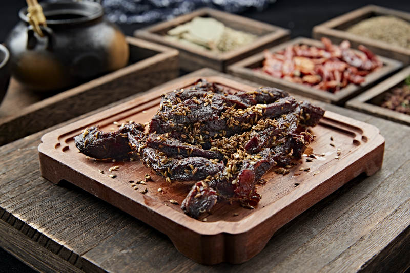 炭烤草原蒙古族风干牛肉图片