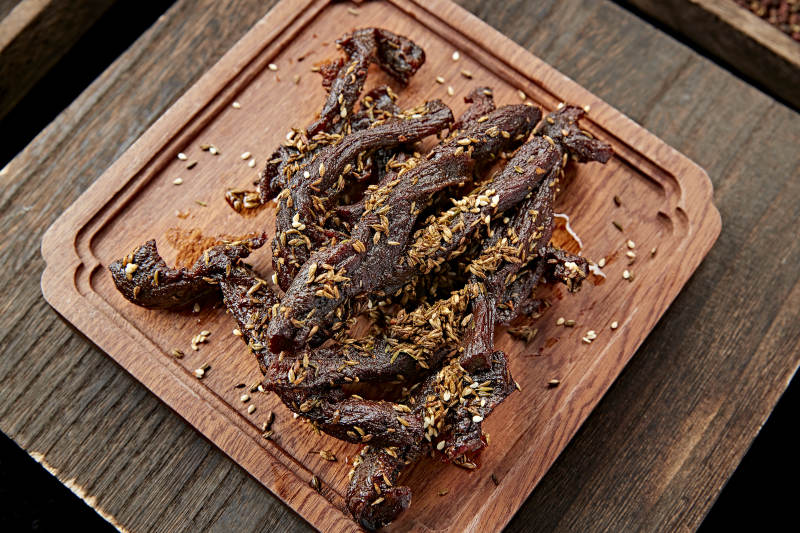 炭烤草原蒙古族风干牛肉图片