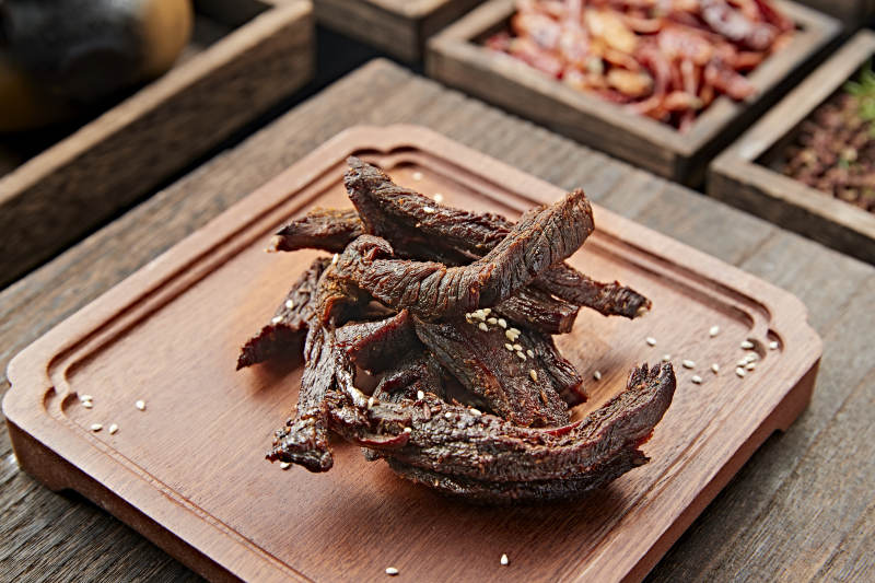 炭烤草原蒙古族风干牛肉图片