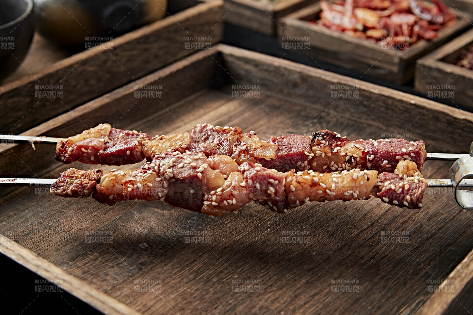 铁签串烤大块羊肉图片