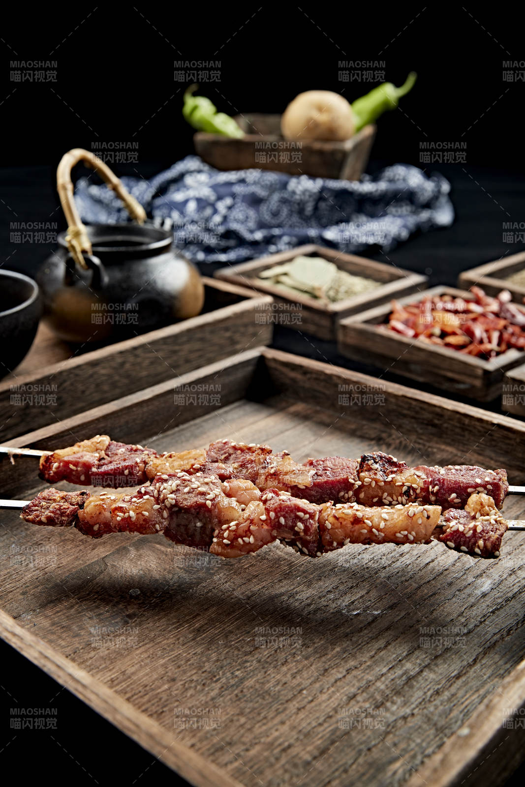 铁签串烤大块羊肉图片