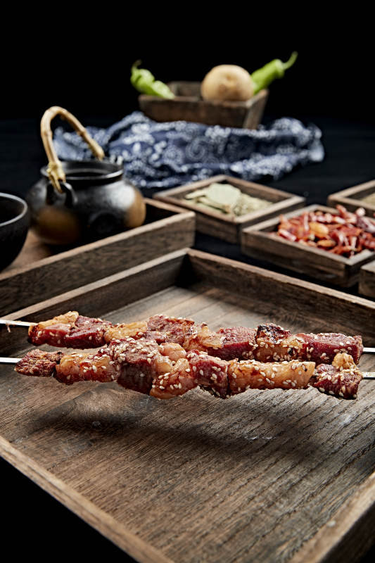 铁签串烤大块羊肉图片