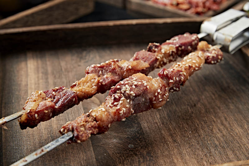铁签串烤大块羊肉图片