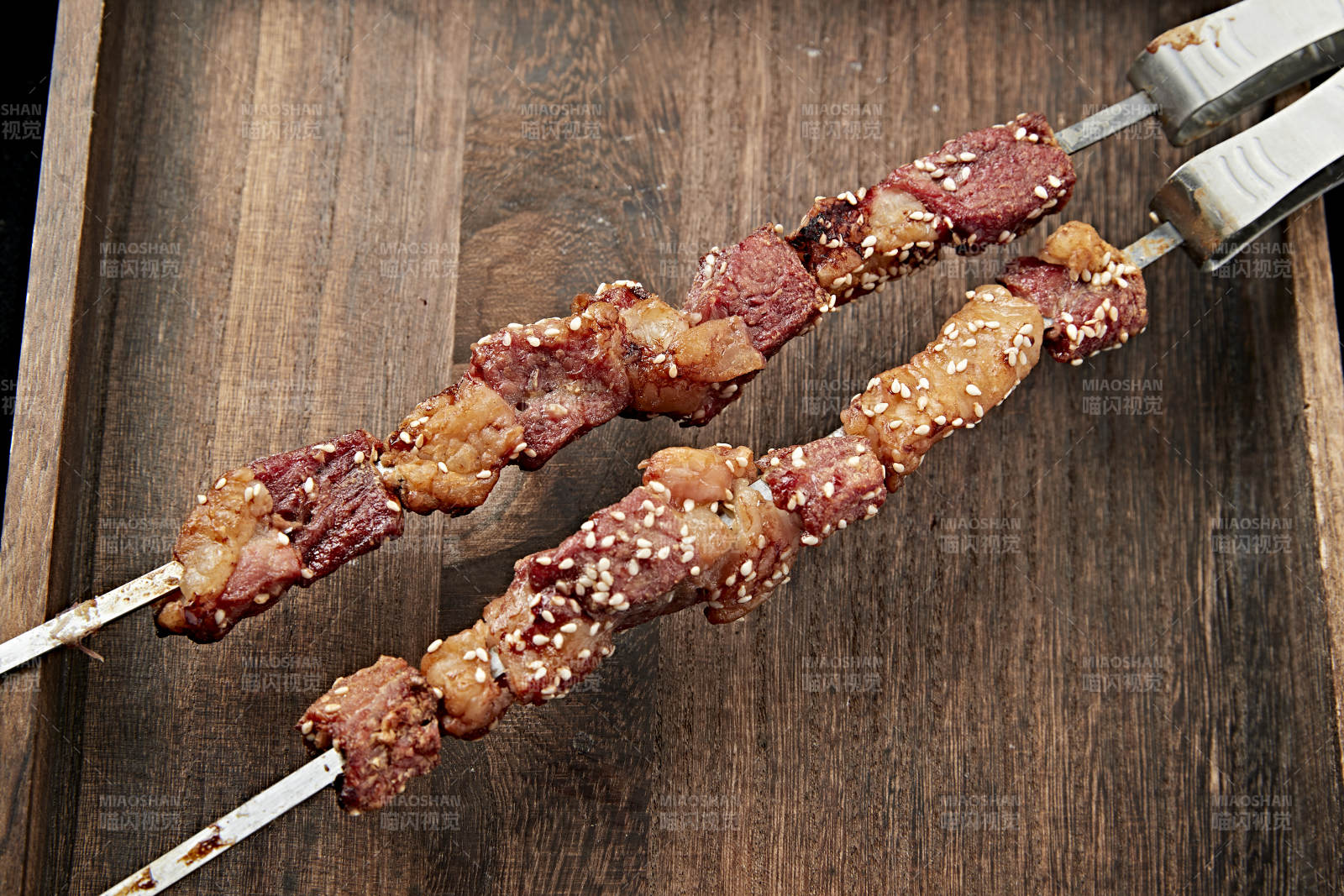 铁签串烤大块羊肉图片