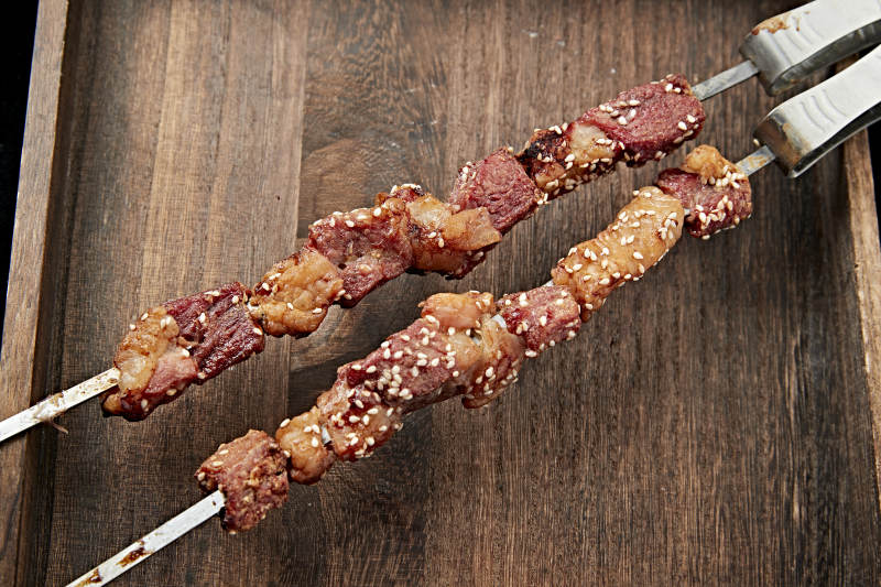 铁签串烤大块羊肉图片