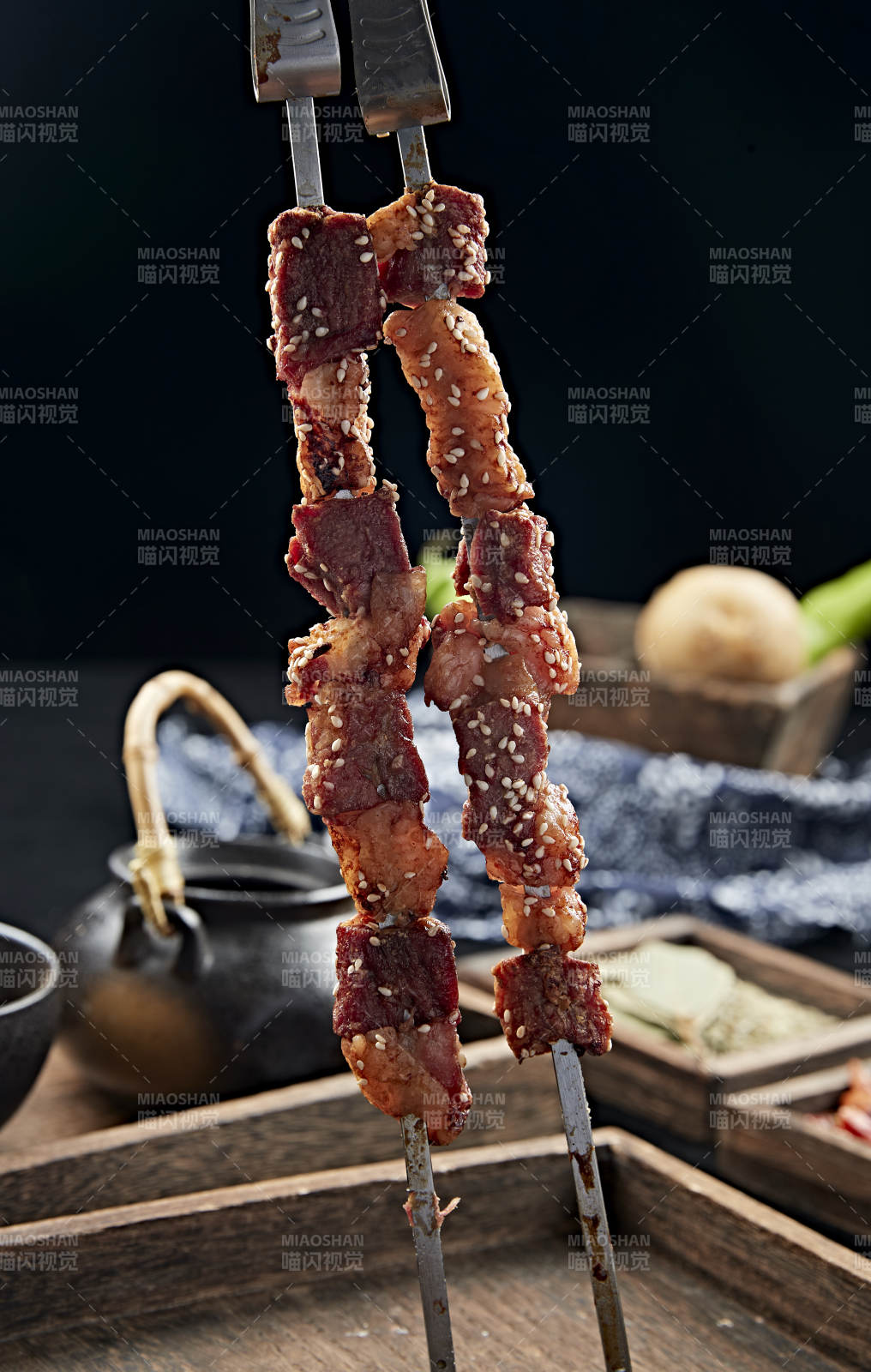 铁签串烤大块羊肉图片