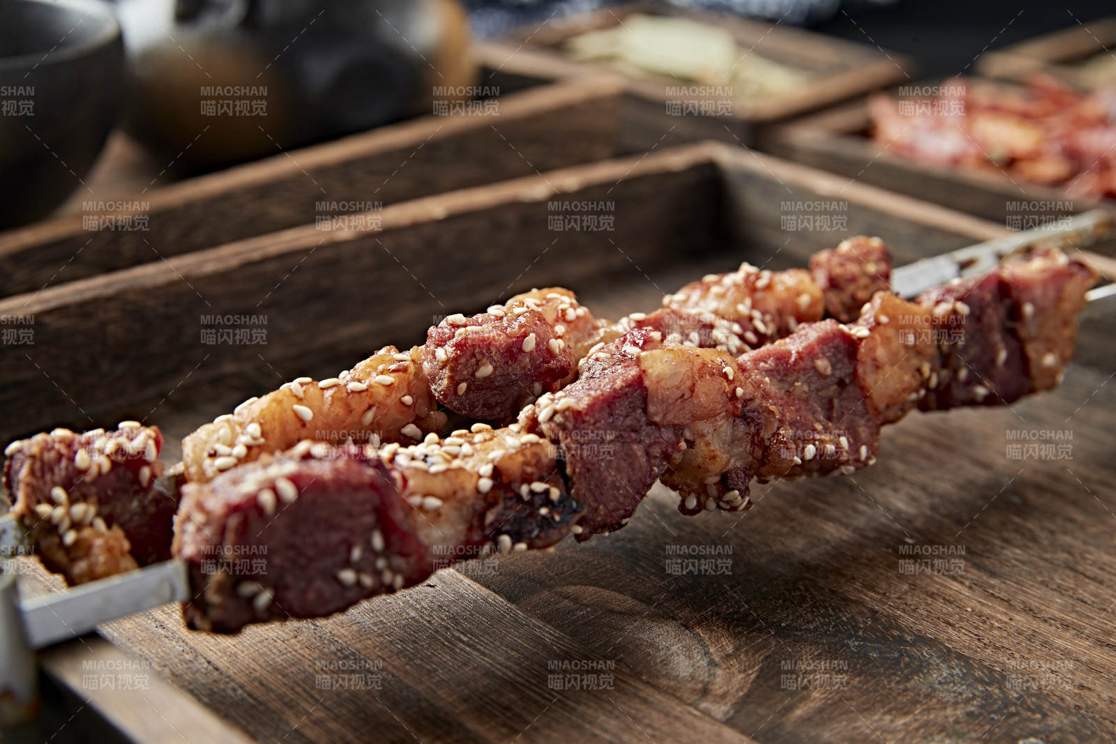 铁签串烤大块羊肉图片